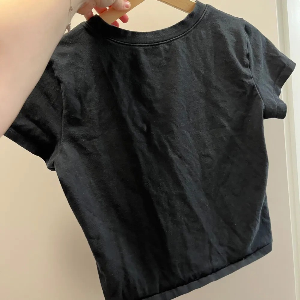 Svart t-shirt med rund halsringning och korta ärmar. T-shirten är i en crop-modell. Basic topp som behövs i garderoben! I använt skick, på baksidan finns fläck, framgår av bild. Från Hollister.🖤. T-shirts.