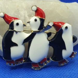 Julbrosch - Pingviner - Julbrosch pingviner mått är: 5.5 × 4.5 cm. ✨️Titta igenom alla mina upplagda och köp fler saker i bundle för att spara på frakten och få allt du köpt i ett och samma paket✨️