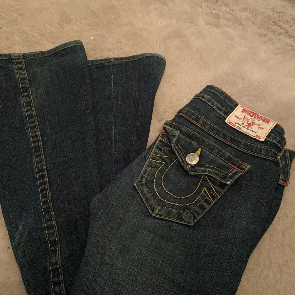 Mörkblå Bootcut jeans från True Religion, modell Becca, i använt skick. Säljer då de inte längre kommer till användning. . Jeans & Byxor.