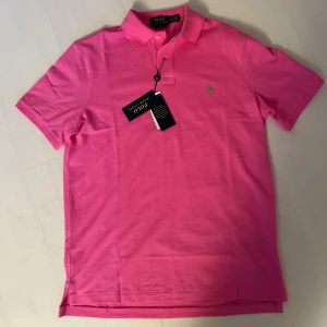 Ralph Lauren Pike - Helt ny Ralph Lauren pike med tags. Färg rosa, Storlek S. Nypris 1495kr vårt pris 299kr. Om du har några funderingar så är det bara att fårga på! ❇️