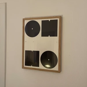 Poster K-W - ”Oh No” poster skapad av K-W köpt från Wall of art. 30x40 cm. Ramen säljs ej. Väldigt nyinköpt och fint skick.  300kr (nypris 449kr)