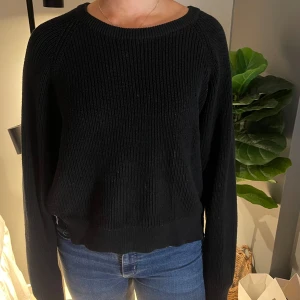 Mörkblå stickad tröja - Mörkblå stickad tröja från Lindex!