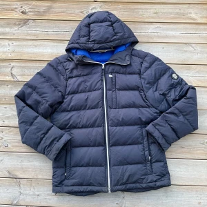 J.Lindeberg vinterjacka  - Skön jacka perfekt till vintern! | Jackan är i fint skick utan några skador finns nått litet smuts men går förmodligen lätt att få bort! | Storlek L kan möjligen passa lite mindre, skicka om mått vid osäkerhet! | Nypris ligger på 3500kr, priset går att diskutera! | Ställ gärna frågor innan du köper!