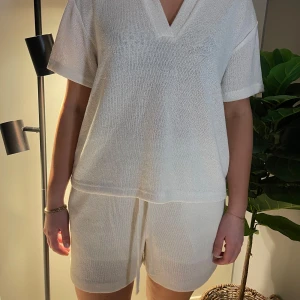 Stickat set  - Stickad set från H&M, storlek M i båda delar!