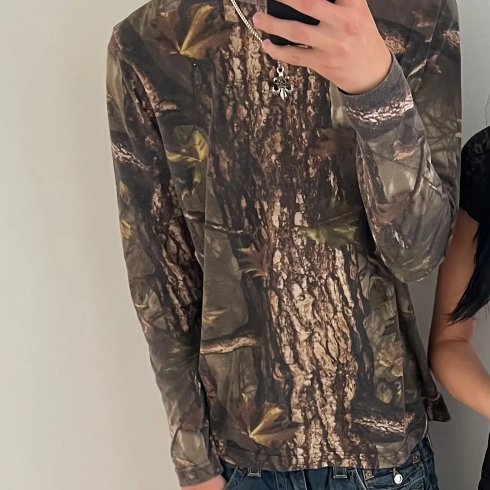 Skitsnygg realtree longsleeve som jag säljer för den inte kommer till användning längre. Passar som medium.. Tröjor & Koftor.