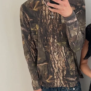 Realtree longsleeve - Skitsnygg realtree longsleeve som jag säljer för den inte kommer till användning längre. Passar som medium.
