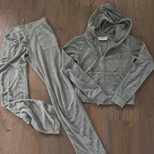 TerryCloth Set Juicy Couture - Perfekt för mysiga dagar hemma eller en avslappnad dag ute. De är i mycket bra skick och redo för en ny ägare!💚.                                 byxorna är i XXS och tröjan i XS men skulle säga att båda passar XS