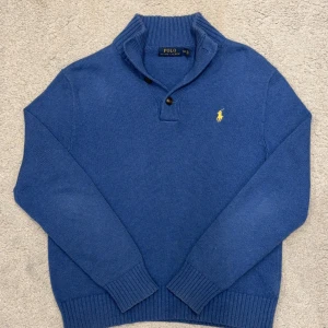 Blå Tröja med Knappar från Polo Ralph Lauren - Märke: Ralph Lauren Storlek: S Färg: Blå Skick: Mycket bra