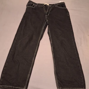Pull&Bear Svarta Jeans - Euro 44, Svarta, Wide leg, nypris 399 kr på zalando. Köpt 1 år sedan och använd ett fåtal gånger.