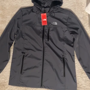Helt ny vindjacka jag ska sälja det för att den är jätte stor - En helt ny vindjacka den är vindtät och den är i jätte bra skick märken är The North Face i storlek m