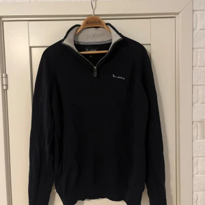 Mörkblå Bondelid halvzip - Säljer en stilren svart tröja från Bondelid i storlek M. Den har en praktisk dragkedja vid halsen och en snygg broderad logga på bröstet. Perfekt för både höst och vinter, och funkar lika bra till vardags som till lite finare tillfällen. Superbekväm och lätt att matcha med andra plagg!