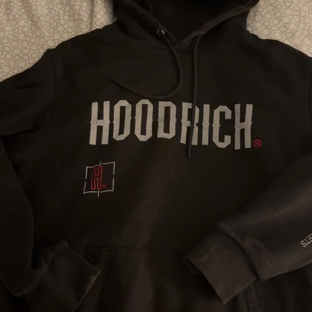 Säljer en svart hoodie från Hoodrich i mycket bra skick. Den har en stor logga på framsidan och en cool design på baksidan med texten 'From Nothing to Something'. Perfekt för höst och vinter, och den är superbekväm med en känguruficka framtill. Passar perfekt för en avslappnad stil!. Tröjor & Koftor.