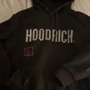 Säljer en svart hoodie från Hoodrich i mycket bra skick. Den har en stor logga på framsidan och en cool design på baksidan med texten 'From Nothing to Something'. Perfekt för höst och vinter, och den är superbekväm med en känguruficka framtill. Passar perfekt för en avslappnad stil!