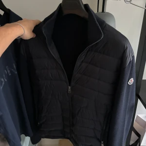 Moncler Cardigan  - Säljer nu denna feta Moncler Cardigan i size L (passar m). Den är i nyskick förutom en defekt, kom privat för mer info! Hör av er vid fler frågor✌🏼