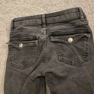 Svarta jeans från 157 - Säljer ett par svarta jeans från 157 i bra skick. Stolek xxs. Super fina fickor med en knap som är väldigt trendigt. Passar mig i längden och är 165.            Skicka för alla mått.