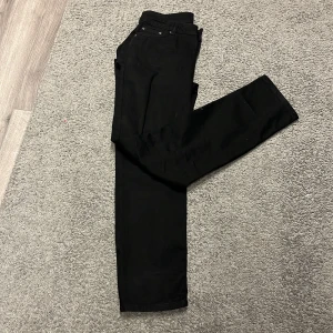 Grunt jeans - Säljer dessa fina svarta byxor oanvända