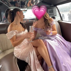 Balklänning  - Underbar ljuslila balklänning med offshoulder-design och med vackra blommor på. Klänningen har en lång, elegant kjol och är perfekt för bal eller fest. Klänningen är värd 4000kr. Hör av dig vid intresse, jag tar swish. 