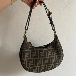 Fendi väska  - Väskan är i mycket bra skick och har en justerbar axelrem. 