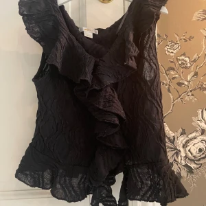 Gina topp - Säljer denna topp som aldrig är använd. Den är i storlek 146/152 som nästan är som xs💕