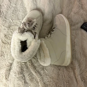 Vinterskor  - Använda två gånger, inga defekter endast smått smutsig. Fodrade och sköna och kan ha en tjock strumpa i. Nypris: 600