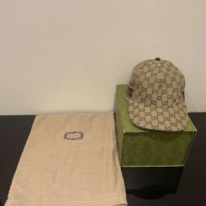 Gucci keps  - Säljer en Gucci keps, storleken S. Video finns om du vill se på kepsen.