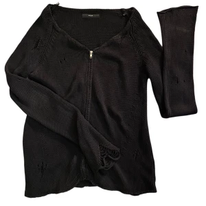 Pour stickad distressed knit  - Pour distressed knit. Långa armar