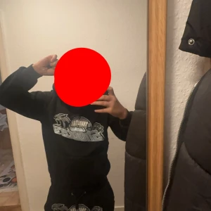 Svart hoodie från Trapstar - Säljer en svart Trapstar sällsynt baby blue scooter tracksuit med ett stort tryck på framsidan på byxorna och hoodien. Den är perfekt för en avslappnad stil och har en skön passform. Tracksuit är väldigt skön och mycket bra skick och passar perfekt till vardags eller chillkvällar. 🖤 Tar även byten möts i göteborg byxorna är m men passar xs s har tvättat den mycket så kan säga byxorna är i s xs hoodien är i s men passar xs,( Möts i gbg tar även byten)
