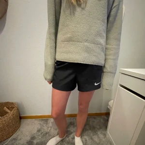 Nike shorts - Säljer mina nästan oanvända Nike shorts för rimligt pris! Väldigt bra skick och jätttebra att ha när man tränar, kontakta mig om frågor, pris osv🥰