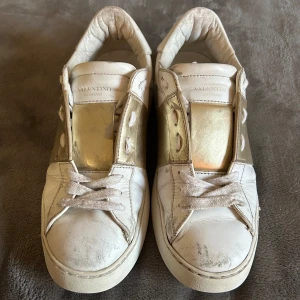 Valentino Garavani sneakers i vitt och guld - Äkta Valentino i guld!