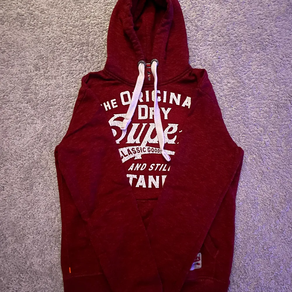 Extremt snygg, stilren och definitivt unik Superdry hoodie - Storlek: Small - Skick: 8.5/10 - Nypris: ≈ 1500kr - Mitt pris: 599kr - DM för frågor & funderingar. 🧨. Hoodies.