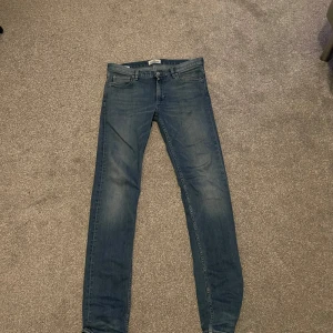 Blå jeans från Stone Island - Säljer ett par snygga blå jeans från Stone Island i mycket bra skick, inga defekter,  storlek 170cm jag är 175 och de sitter bra, 800, pris går att diskuteras vid snabb affär👌👌
