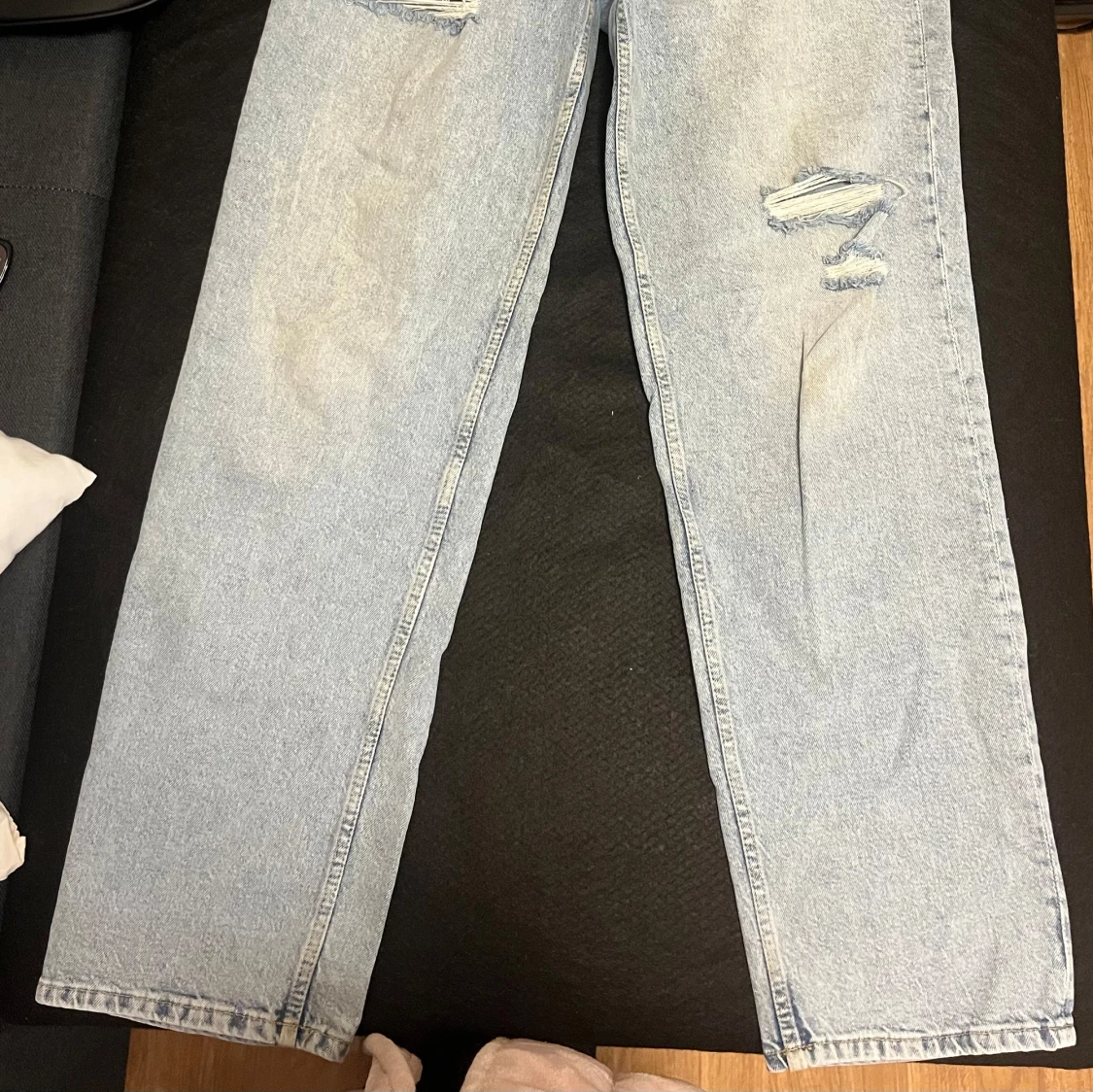 Ljusa jeans med slitningar - 90