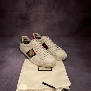 Gucci ace tiger - Gucci ace tiger skor | Storlek uk10 passar 44-45 ❗️Skick 8/10 | Ny Pris ca 8000-9000kr, mitt pris är endast 1799kr, dust bag tillkommer!