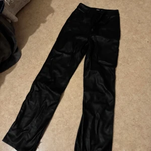 Läderbyxor från bikbok - Inte super använda men en riktig snygg byxa