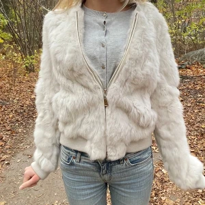 Jätte gullig pälsjacka - Äkta päls, jätte fint skick inga deffekter. Jätte mysig☺️😍