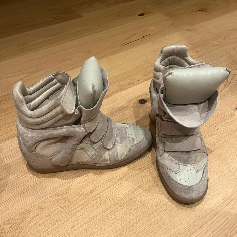 Säljer mina äkta beige isabel marant skor i storlek 39-40! De har använts några gånger och misslyckas nästan aldrig! 🫶🏼 Observera att de endast går att köpa på min Vinted @ingr3931 ♥️. Skor.