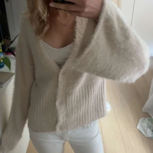 Kofta - Så fin och gossig kofta!!🥰💞💓💕💝💖❣️❣️🥰🥰🥹🥹 finns en defekt därav priset. Storlek M men passar mej som har xs/s