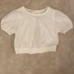 Kort fin blus - Fin blus från zara! Den är lite öppen i ryggen som ni ser på bild 3. Storlek 140 