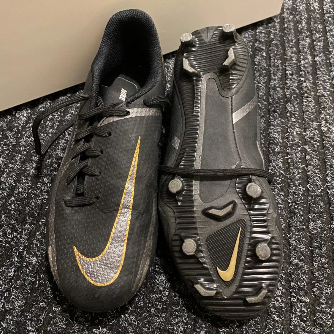 Fotbollsskor/ nike GT2 academy MG  - 90