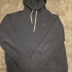 Snygg Ralph Lauren hoodie | Storleken är M | Använt skick och en liten fläck på tröjan, inget som läggs märke till vid användning | Hör av er vid frågor!