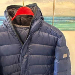 Blå dunjacka från Hetrego - Säljer en snygg blå dunjacka från Hetrego i mycket bra skick. Perfekt för kalla vinterdagar och har en stilren design som passar till det mesta. Nypris 4000kr+ mitt pris 1000kr, inte hugget i sten dock! Hör av dig vid intresse! 💙