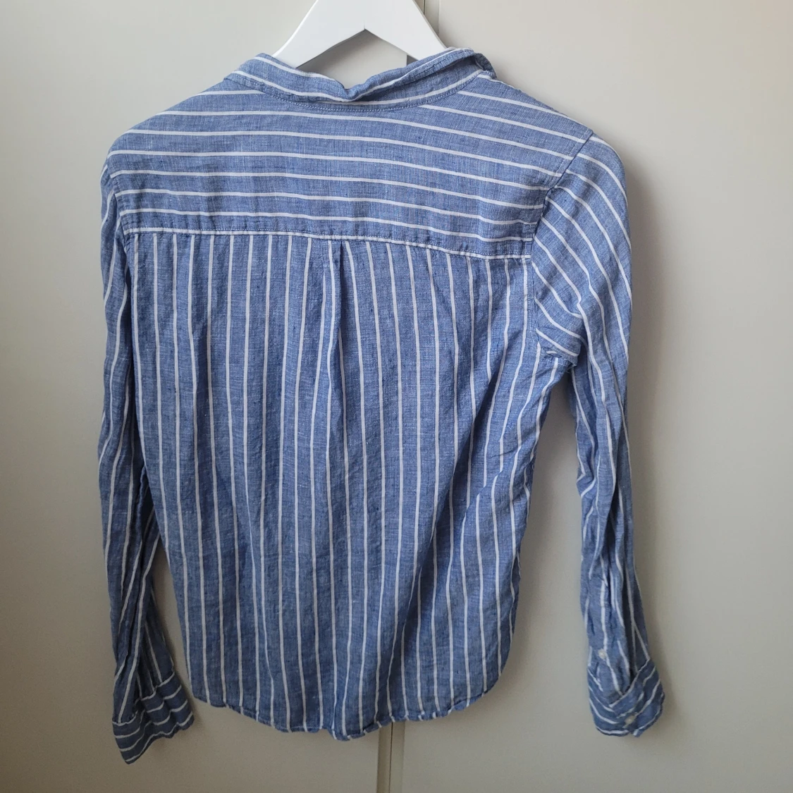 Blå skjorta från Gina Tricot - 90