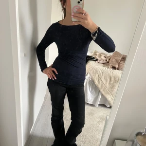 Intimissimi mörkblå  - Säljer en mörkblå långärmad topp i mycket bra skick. Den har en tight passform som framhäver figuren och är perfekt för både vardag och fest. Materialet känns mjukt och bekvämt mot huden. Passar bra till jeans eller kjol för en stilren look. Varumärket är Intimissimi