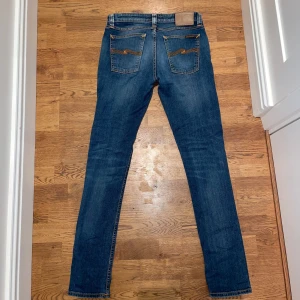 NUDIE JEANS - Ett par nudie jeans i W28 L32. Skinny lin. Riktigt snygga med en liten slitning i knäet.