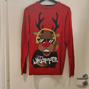 Jultröja - Säljer en rolig röd jultröja från H&M. Barnstorlek 170. Tröjan är i bra skick och har långa ärmar.