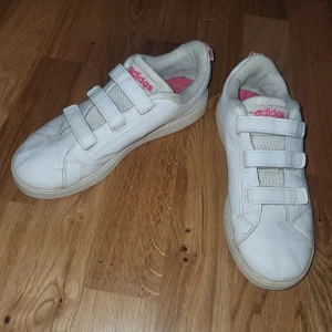 Vita sneakers från Adidas - Säljer ett par vita sneakers från Adidas i bra skick. De har sina små skavanker men inget som stör användning av de🥰