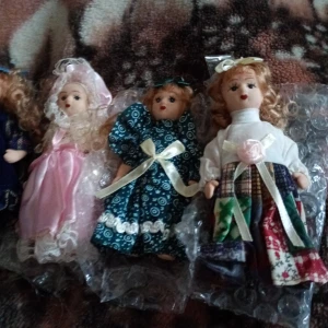 Små samlardockor 9 cm stora - Sex stycken små samlardockor 9 cm stora.keramiska. ligger inplastade. Oanvända..