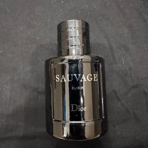 Sauvage Elixir från Dior - Säljer en flaska Sauvage Elixir från Dior. Flaskan är elegant och mörk med en stilren design. Perfekt för den som vill ha en lyxig och maskulin doft. Passar både till vardags och fest. Flaskan är i gott skick och redo att användas. Perfekt present eller till dig själv! 🌟