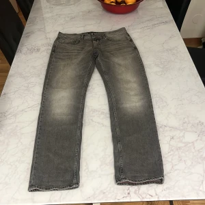Gråa Tommy Hifiger Jeans - Ett par riktigt fräscha tommy Hilfiger gråa jeans. Jeansen är utav riktigt skönt material samt bra passform. Inga defekter så som fläckar osv 