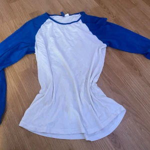 Långärmad blå och vit - Långärmad tröja blåa armar och vit mage, bra skick, inga hål eller fläckar 